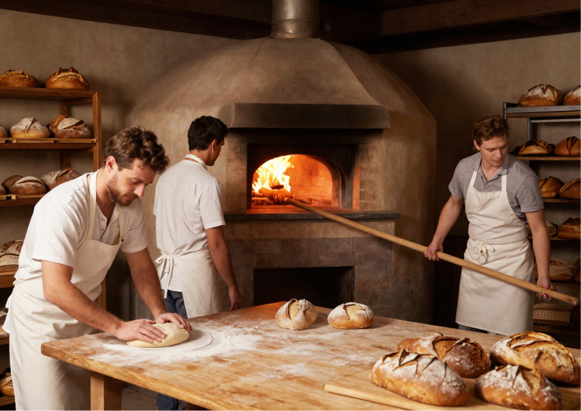 panaderos horneando en horno de leña